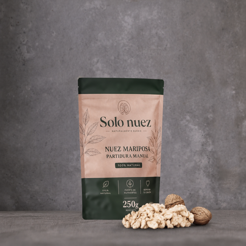 Envase Solo Nuez 250 g con nuez mariposa premium acompañado de nueces enteras y peladas sobre fondo gris.