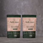 Bolsa doypack Solo Nuez 500 gr de nuez mariposa premium sobre fondo gris estilo estudio.