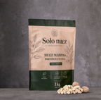 Envase Solo Nuez 1 kg con nuez mariposa premium acompañado de nueces enteras y peladas sobre fondo gris.