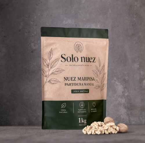 Envase Solo Nuez 1 kg con nuez mariposa premium acompañado de nueces enteras y peladas sobre fondo gris.