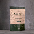 Bolsa doypack Solo Nuez 1 kg de nuez mariposa premium sobre fondo gris estilo estudio.