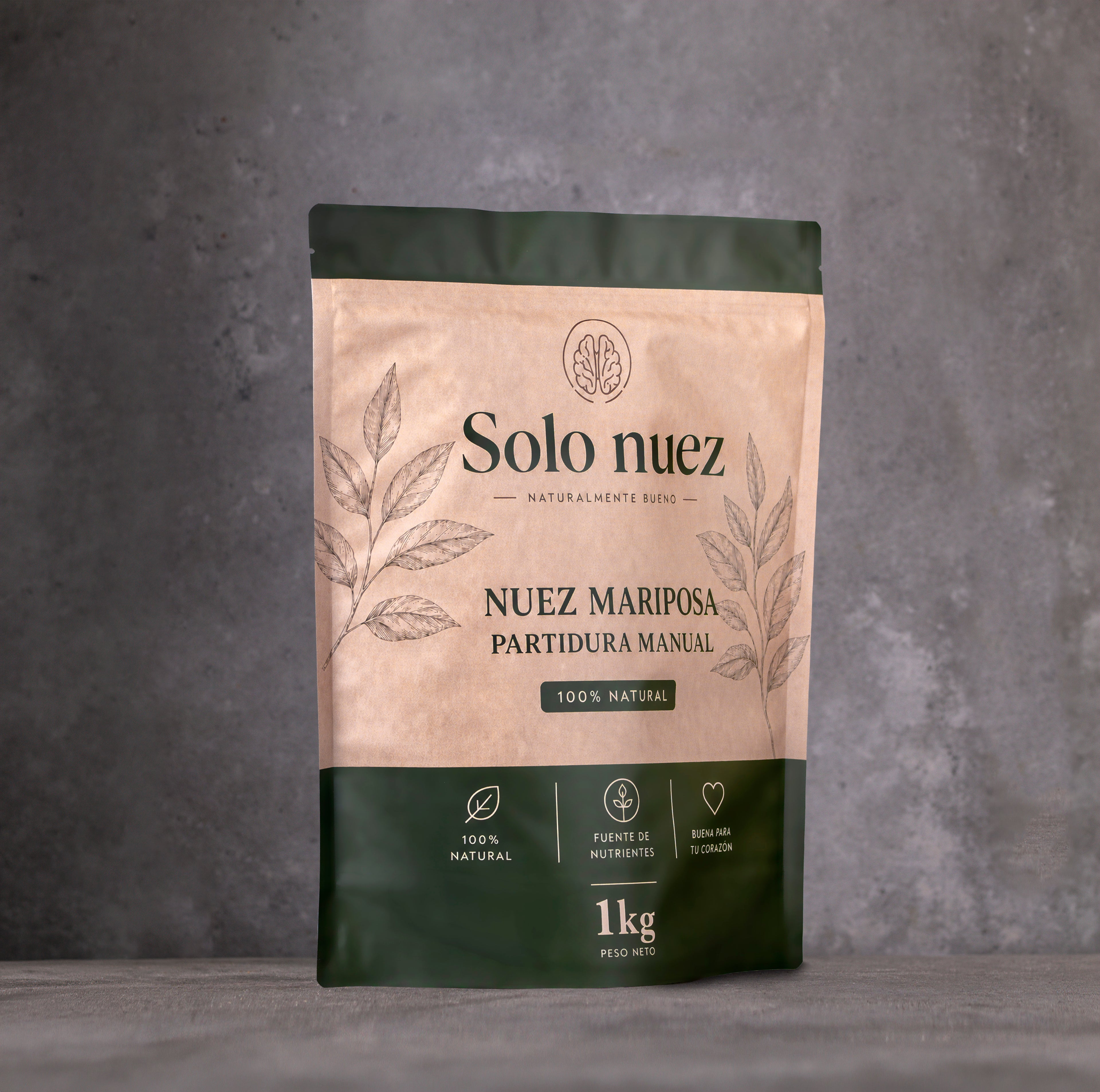 Bolsa doypack Solo Nuez 1 kg de nuez mariposa premium sobre fondo gris estilo estudio.