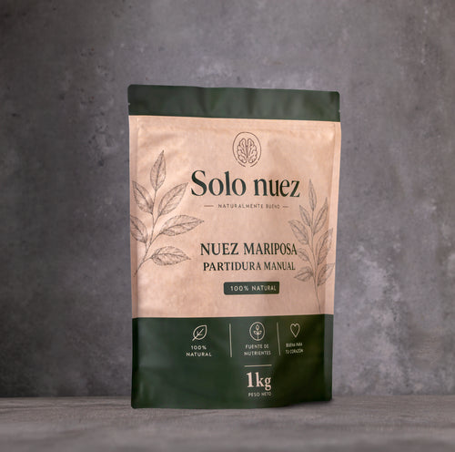Bolsa doypack Solo Nuez 1 kg de nuez mariposa premium sobre fondo gris estilo estudio.