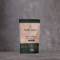 Bolsa doypack Solo Nuez 250 g de nuez mariposa premium sobre fondo gris estilo estudio.