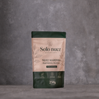 Bolsa doypack Solo Nuez 250 g de nuez mariposa premium sobre fondo gris estilo estudio.