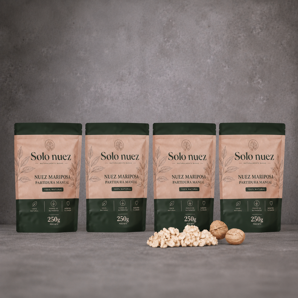Cuatro bolsas de 250 g de nuez mariposa Solo Nuez 100% natural, con nueces extralight al frente sobre fondo gris.