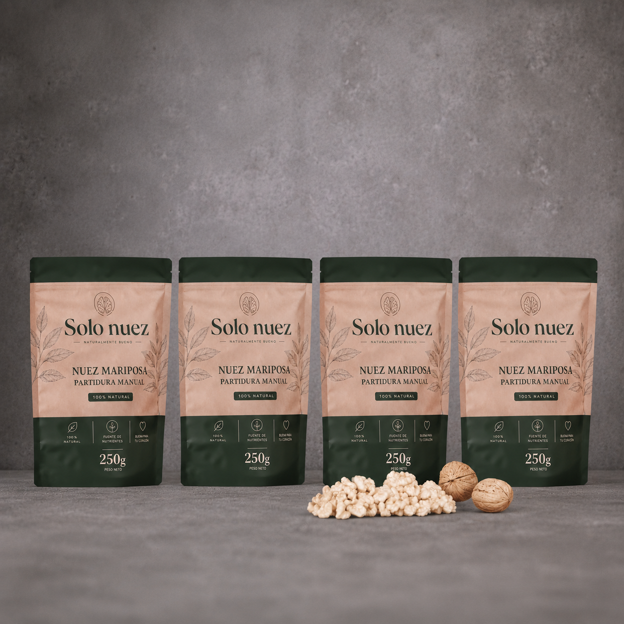 Cuatro bolsas de 250 g de nuez mariposa Solo Nuez 100% natural, con nueces extralight al frente sobre fondo gris.