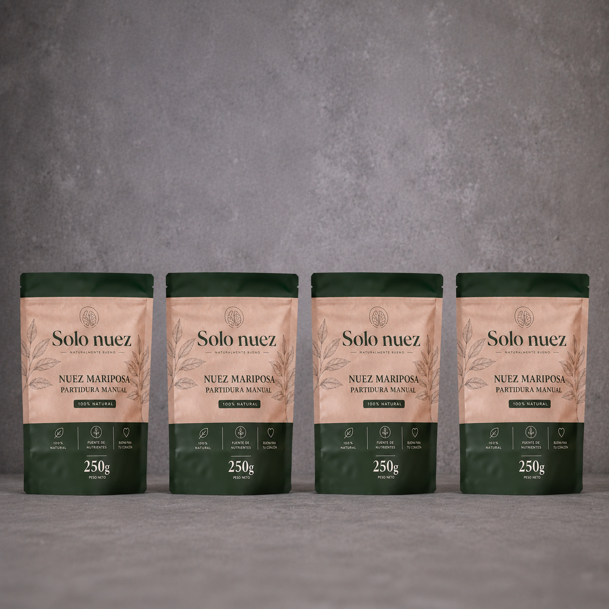 Pack de cuatro bolsas de 250 g de nuez mariposa Solo Nuez, partida manual, 100% natural, sobre fondo gris.